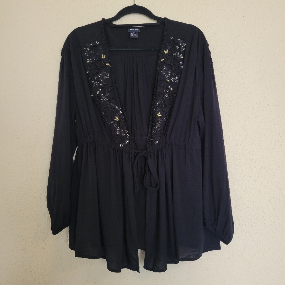 Torrid self-tie duster with black and gold embroidered Challis size 0